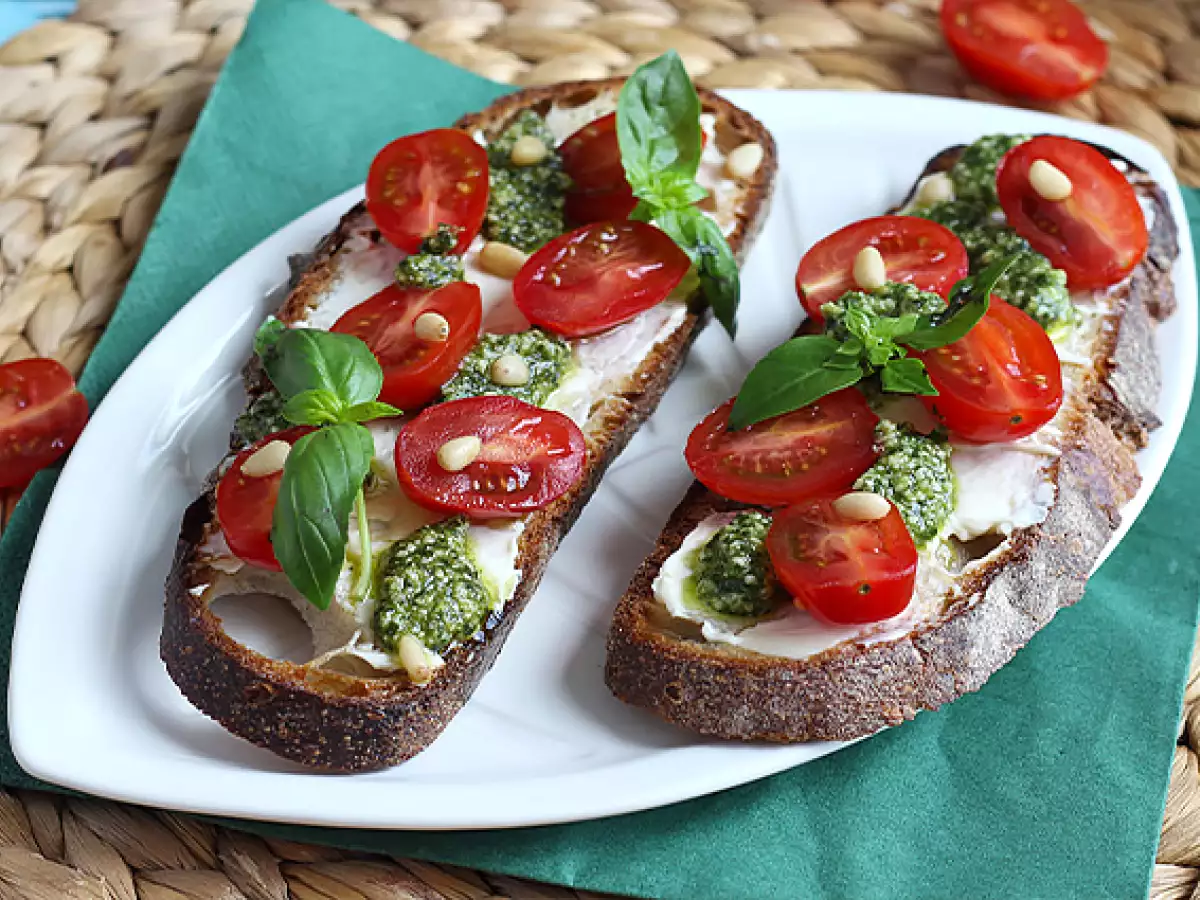 Taze Peynirli, Pestolu ve Çeri Domatesli Ekmek Üstü