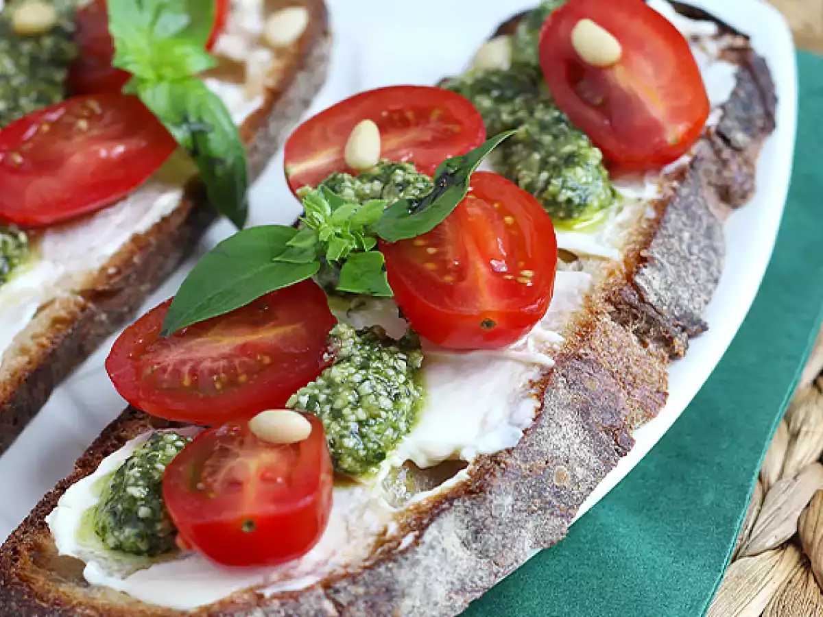 Taze Peynirli, Pestolu ve Çeri Domatesli Ekmek Üstü - fotoğraf 3