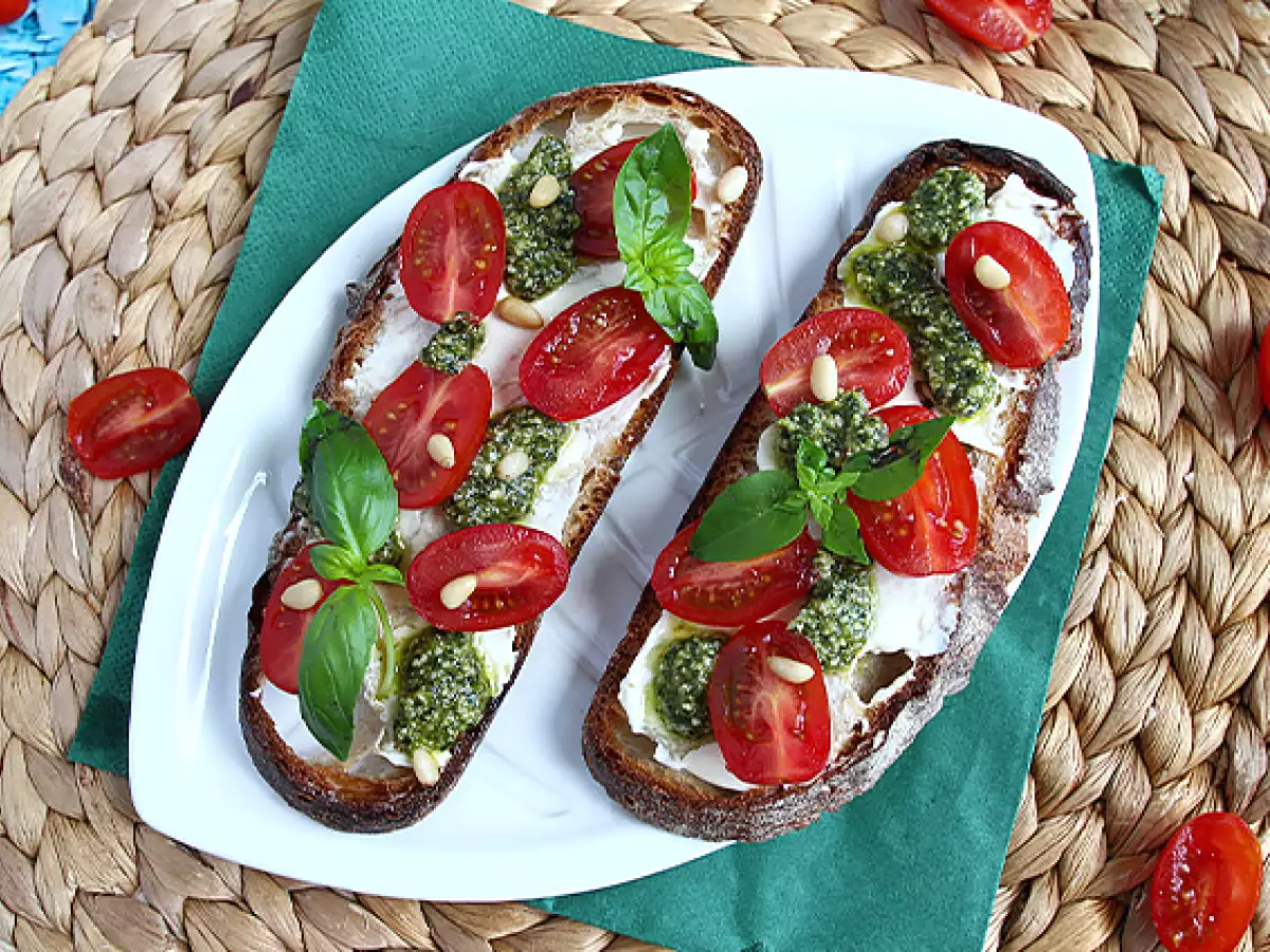 Taze Peynirli, Pestolu ve Çeri Domatesli Ekmek Üstü - fotoğraf 4