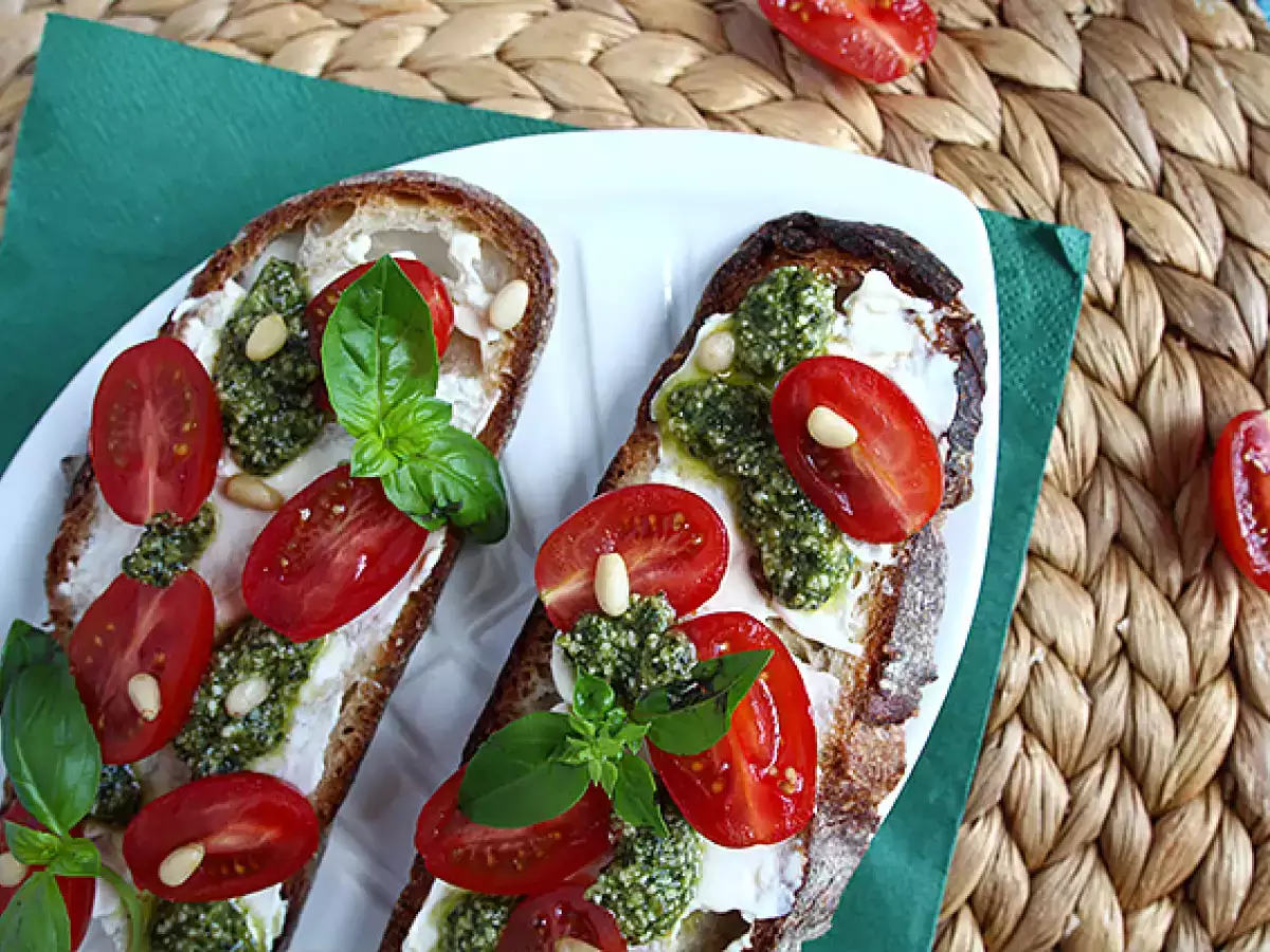 Taze Peynirli, Pestolu ve Çeri Domatesli Ekmek Üstü - fotoğraf 5