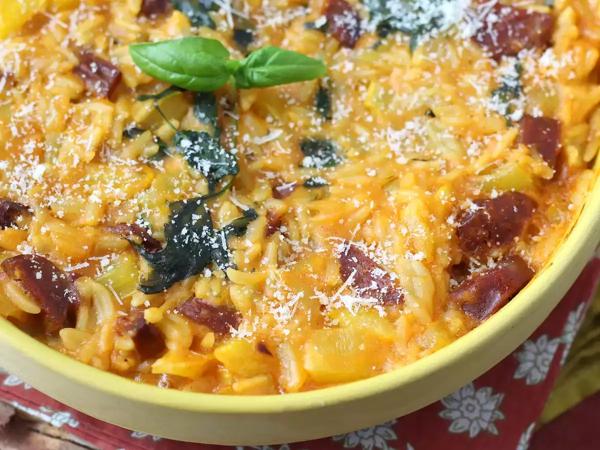 Tek tencerede biberli, chorizolu ve ıspanaklı orzo - fotoğraf 2