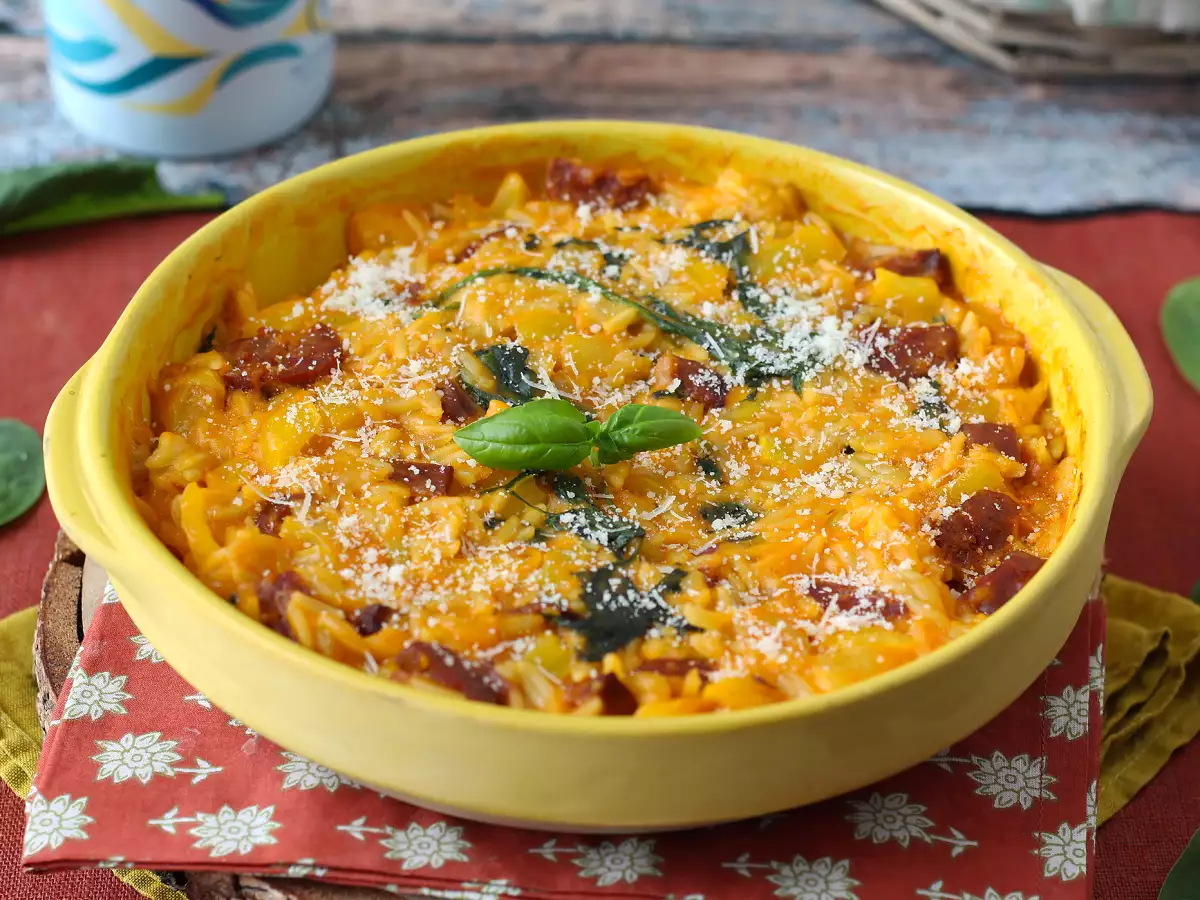 Tek tencerede biberli, chorizolu ve ıspanaklı orzo - fotoğraf 3