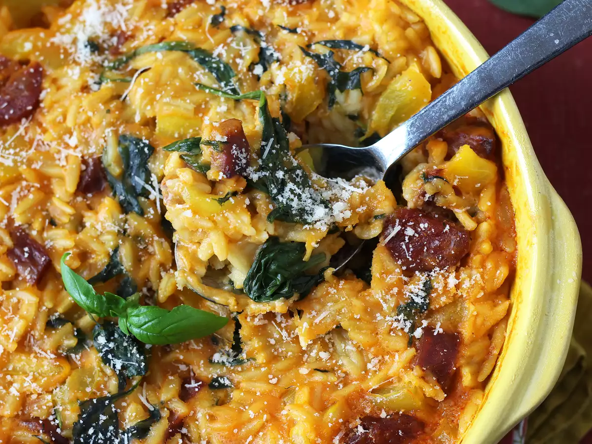 Tek tencerede biberli, chorizolu ve ıspanaklı orzo - fotoğraf 5