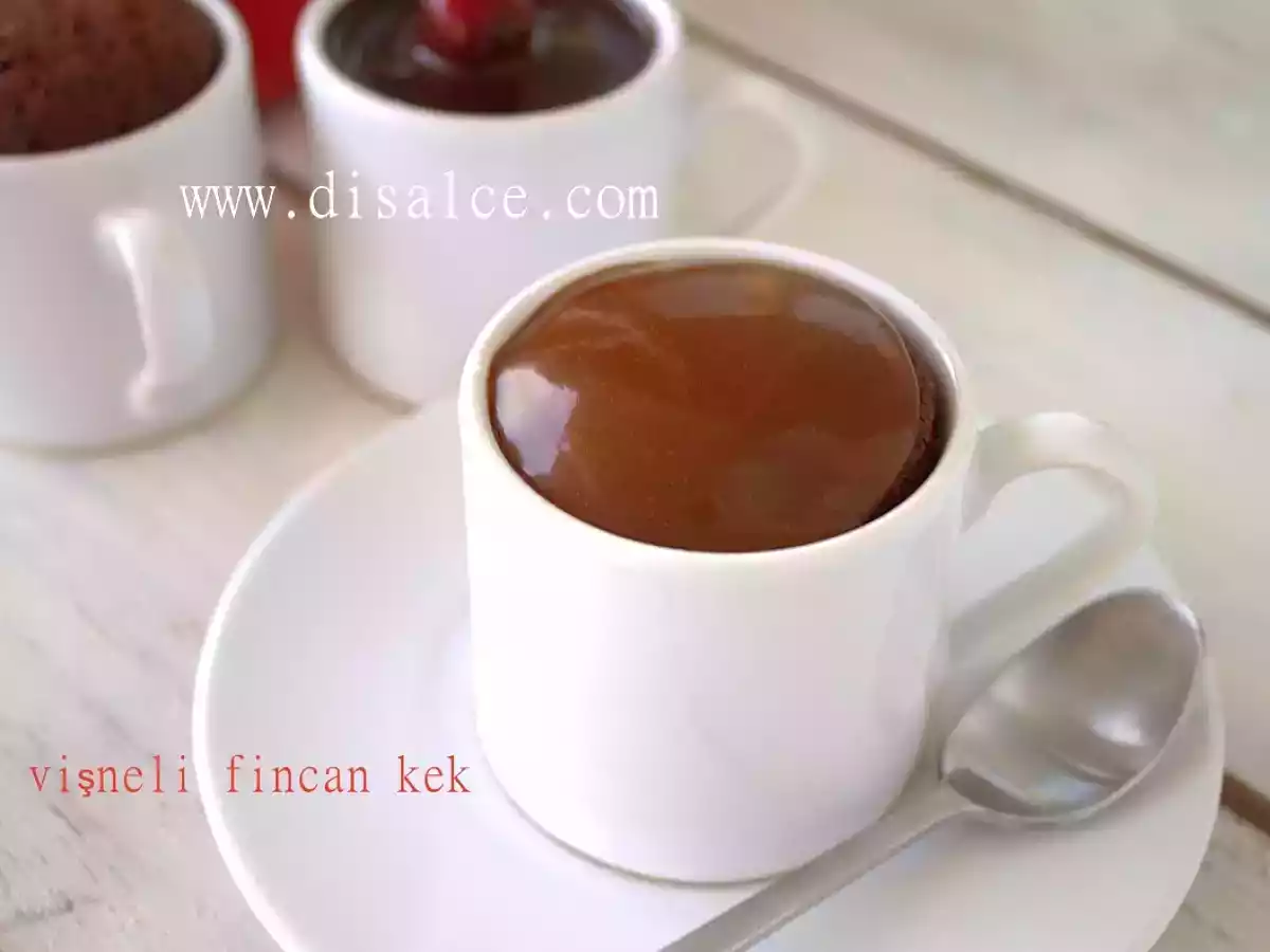 TENCEREDE VİŞNELİ FİNCAN KEK