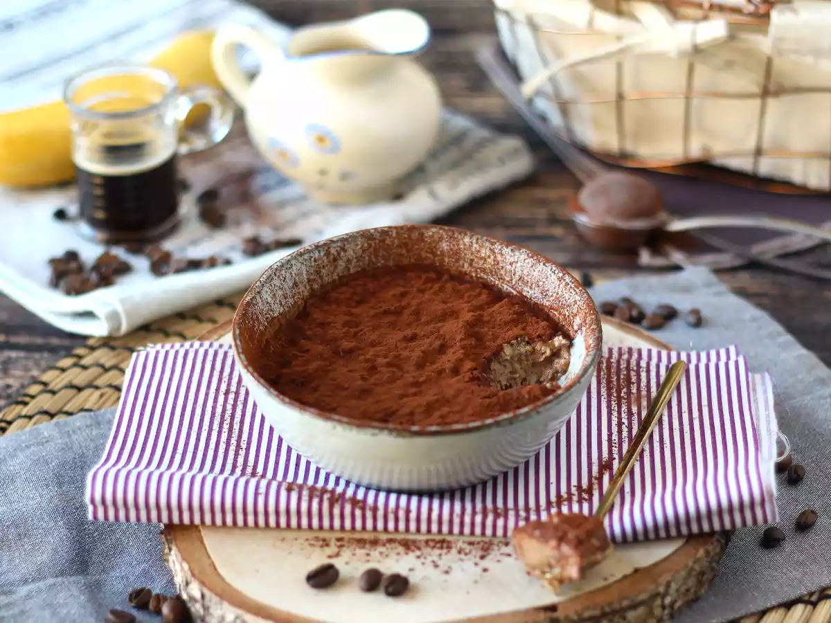 Tiramisu aromalı gecelik yulaf, mükemmel kahve ve kakao kahvaltısı!