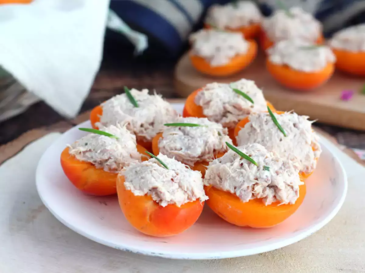 Ton balığı ve biberiye ile doldurulmuş kayısı - fotoğraf 2