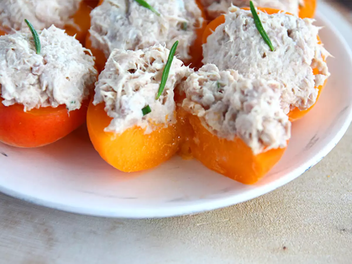 Ton balığı ve biberiye ile doldurulmuş kayısı - fotoğraf 3