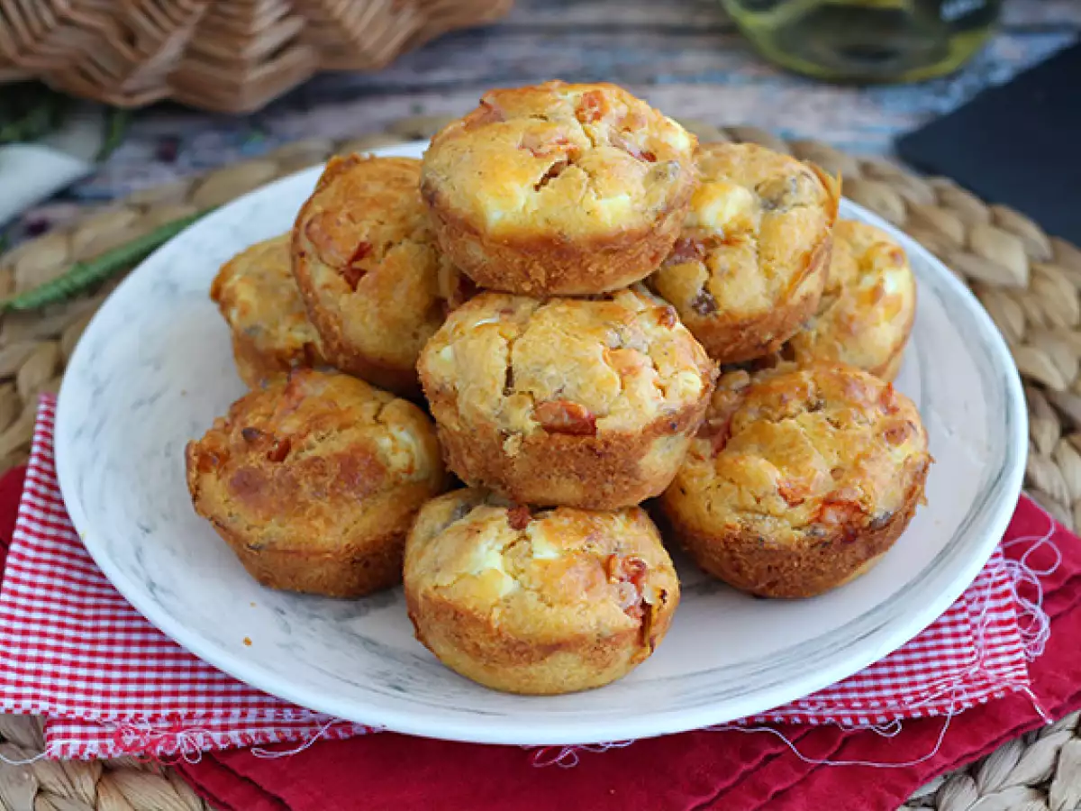 Ton balıklı, domatesli ve fetalı muffin