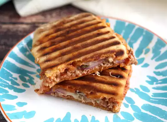 Ton balıklı, domatesli ve kaparili panini