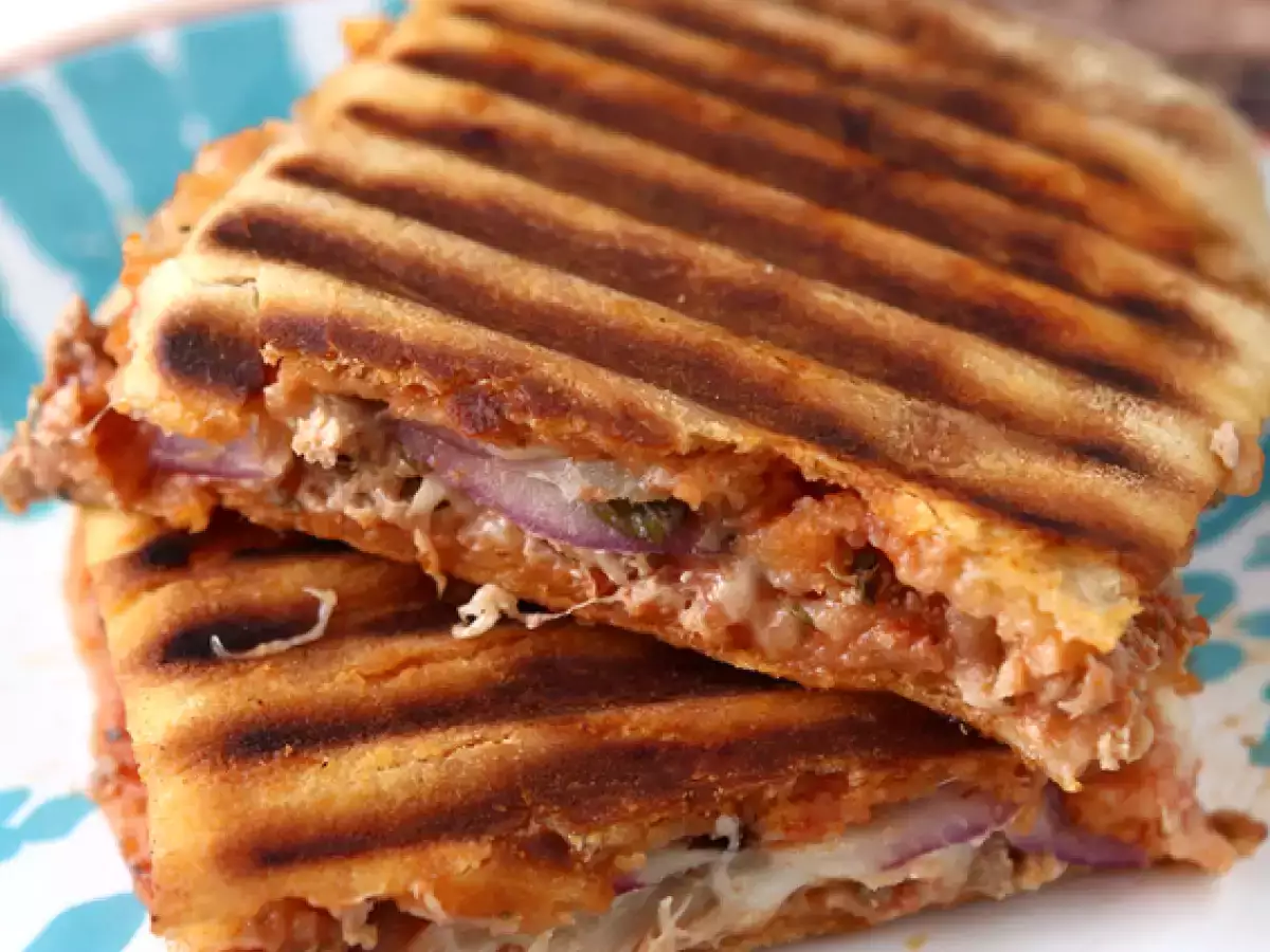 Ton balıklı, domatesli ve kaparili panini - fotoğraf 3