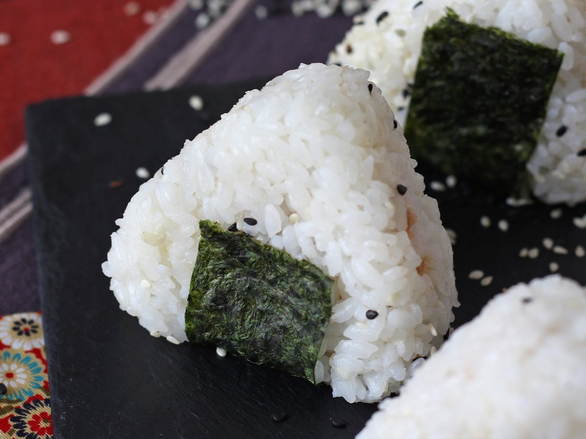 Ton balıklı onigiri, küçük Japon üçgen pirinç sandviçi - おにぎり