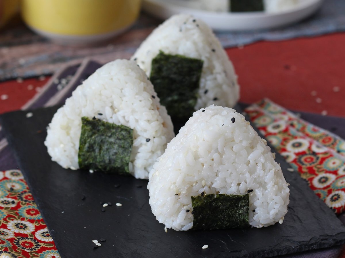 Ton balıklı onigiri, küçük Japon üçgen pirinç sandviçi - おにぎり - fotoğraf 2