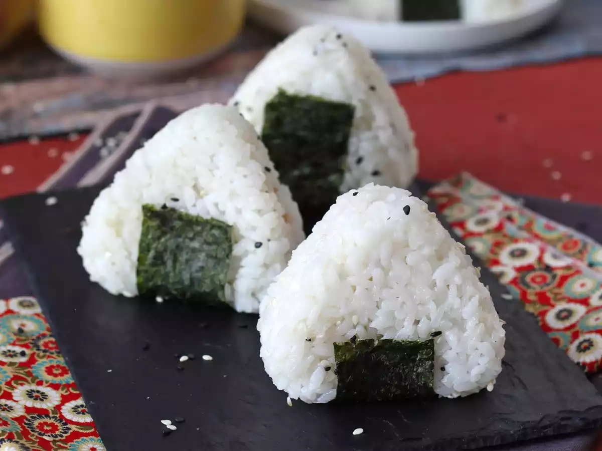 Ton balıklı onigiri, küçük Japon üçgen pirinç sandviçi - おにぎり - fotoğraf 2