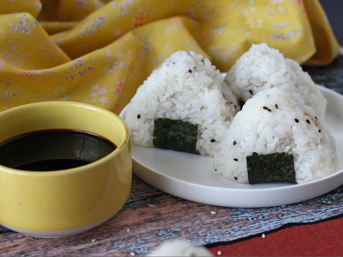 Ton balıklı onigiri, küçük Japon üçgen pirinç sandviçi - おにぎり - fotoğraf 3