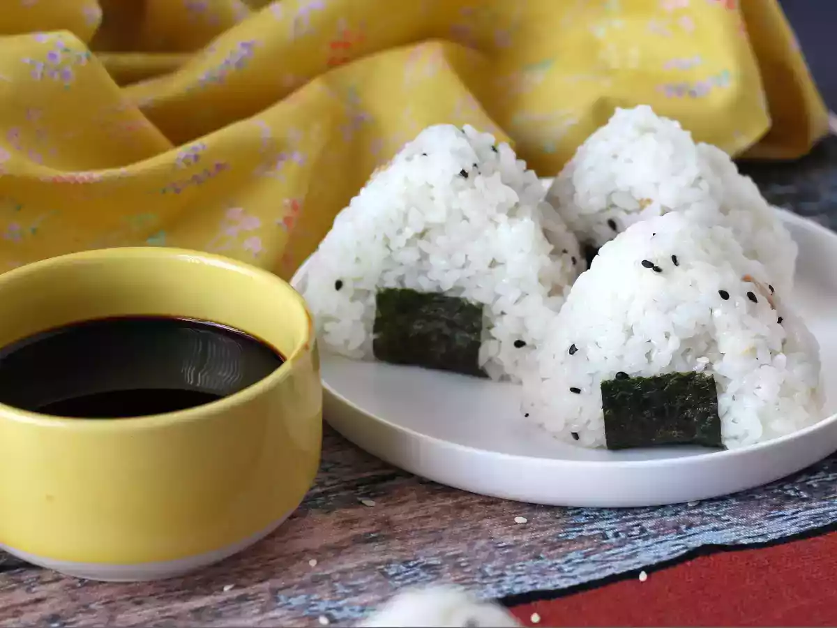 Ton balıklı onigiri, küçük Japon üçgen pirinç sandviçi - おにぎり - fotoğraf 3