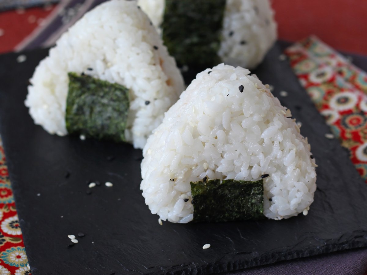 Ton balıklı onigiri, küçük Japon üçgen pirinç sandviçi - おにぎり - fotoğraf 4
