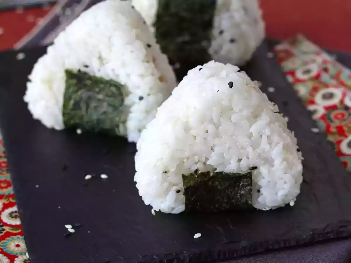 Ton balıklı onigiri, küçük Japon üçgen pirinç sandviçi - おにぎり - fotoğraf 4