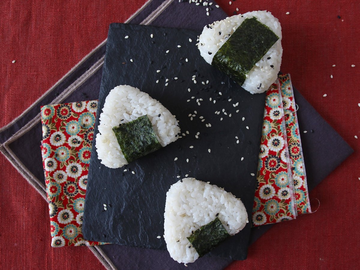 Ton balıklı onigiri, küçük Japon üçgen pirinç sandviçi - おにぎり - fotoğraf 5