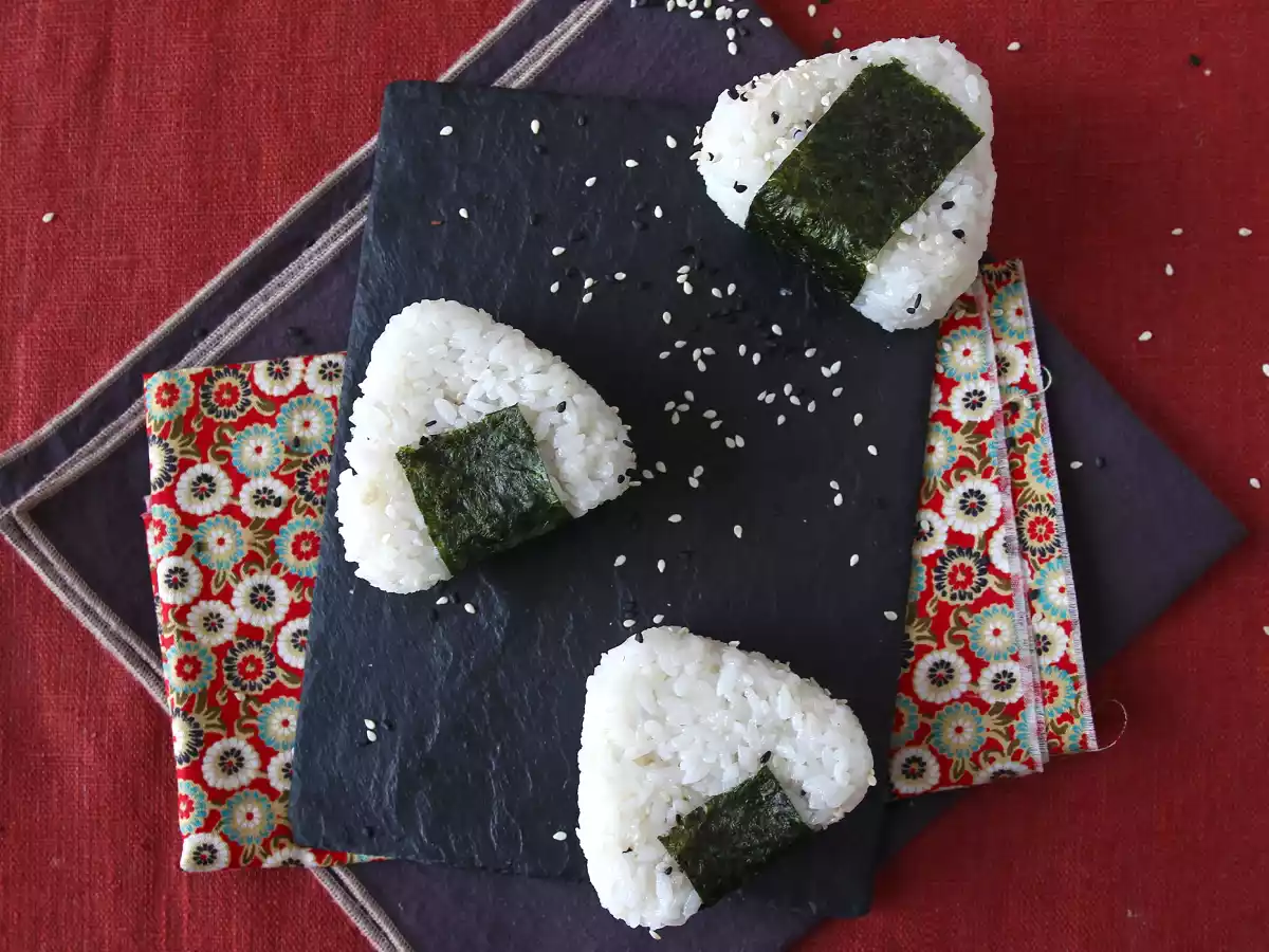 Ton balıklı onigiri, küçük Japon üçgen pirinç sandviçi - おにぎり - fotoğraf 5