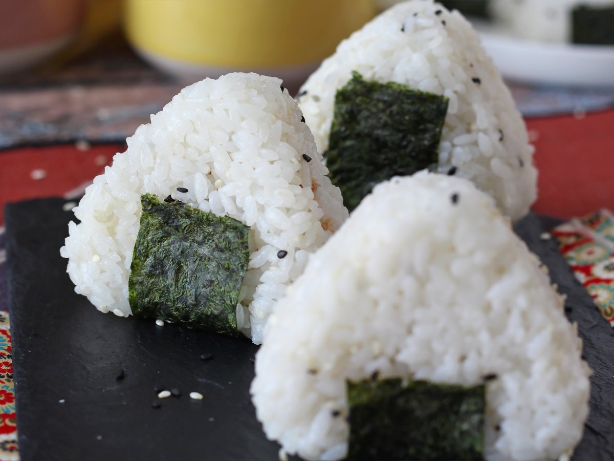 Ton balıklı onigiri, küçük Japon üçgen pirinç sandviçi - おにぎり - fotoğraf 6