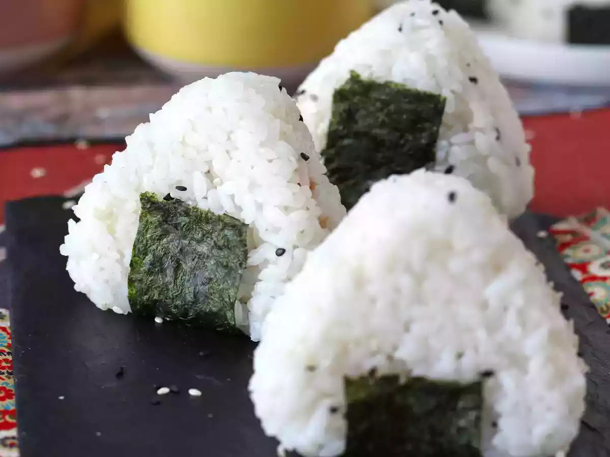 Ton balıklı onigiri, küçük Japon üçgen pirinç sandviçi - おにぎり - fotoğraf 6
