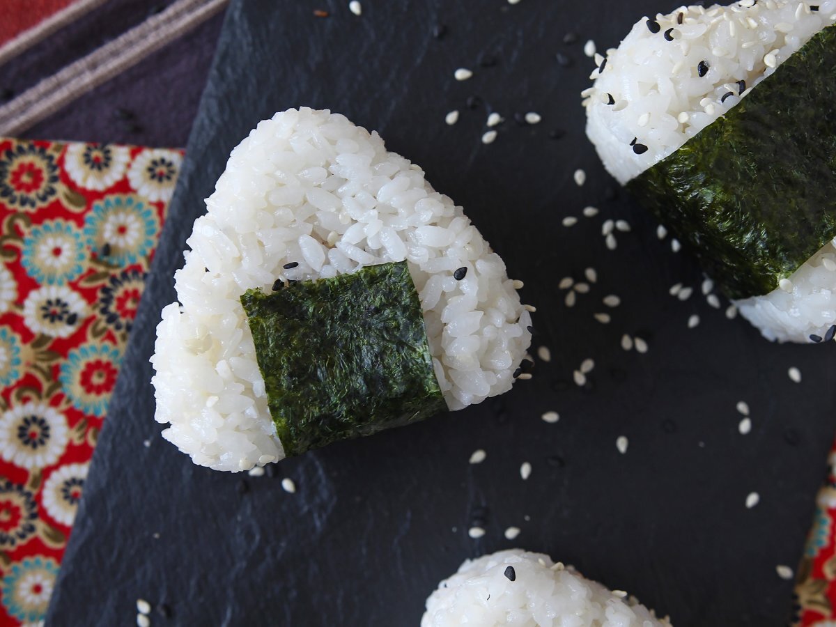 Ton balıklı onigiri, küçük Japon üçgen pirinç sandviçi - おにぎり - fotoğraf 7