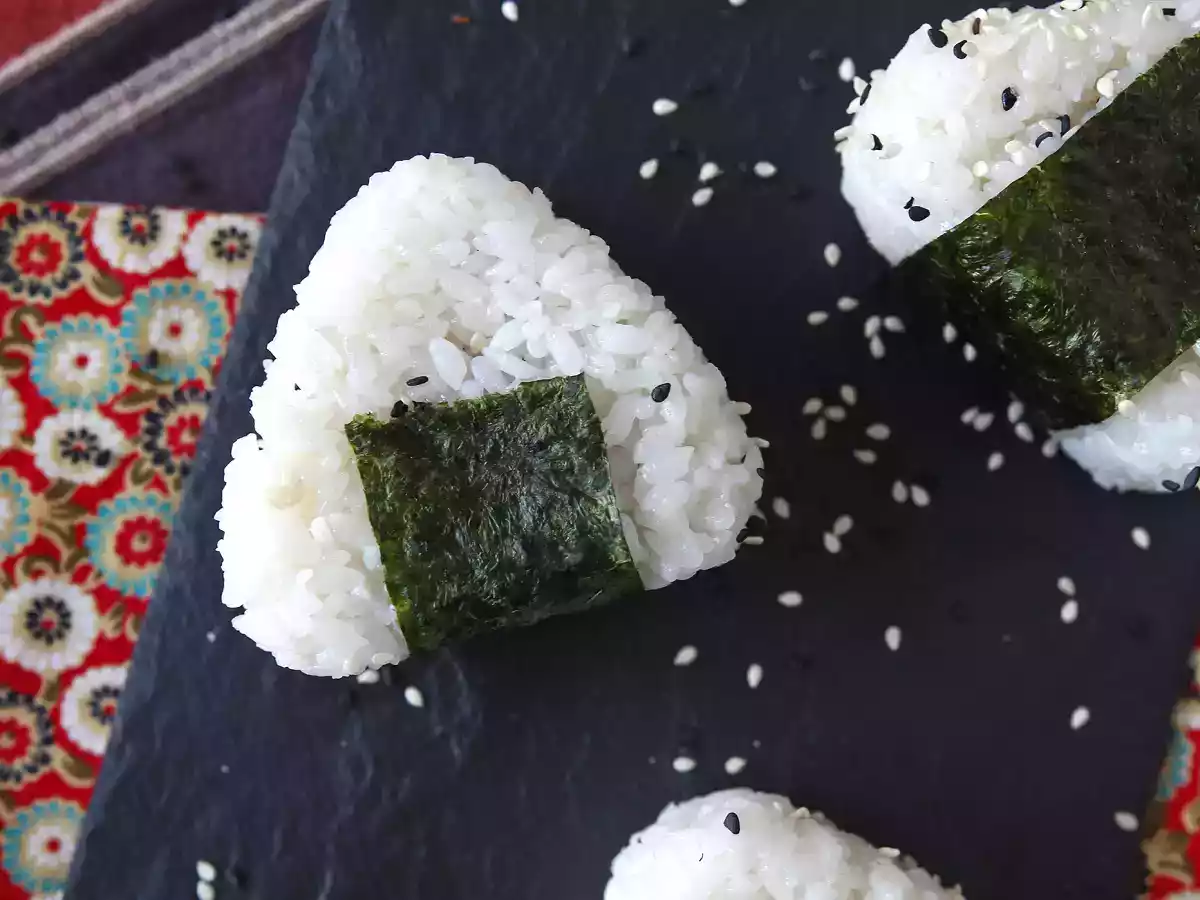 Ton balıklı onigiri, küçük Japon üçgen pirinç sandviçi - おにぎり - fotoğraf 7
