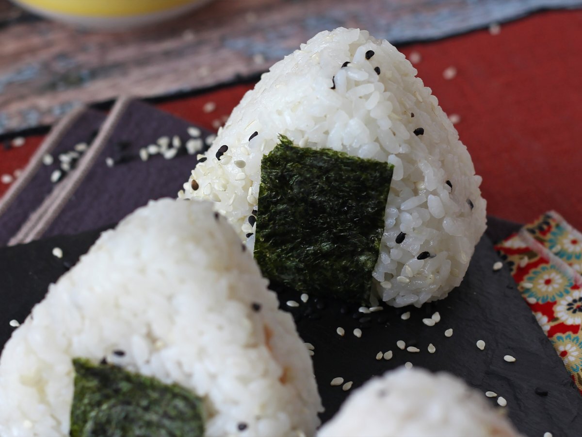 Ton balıklı onigiri, küçük Japon üçgen pirinç sandviçi - おにぎり - fotoğraf 8