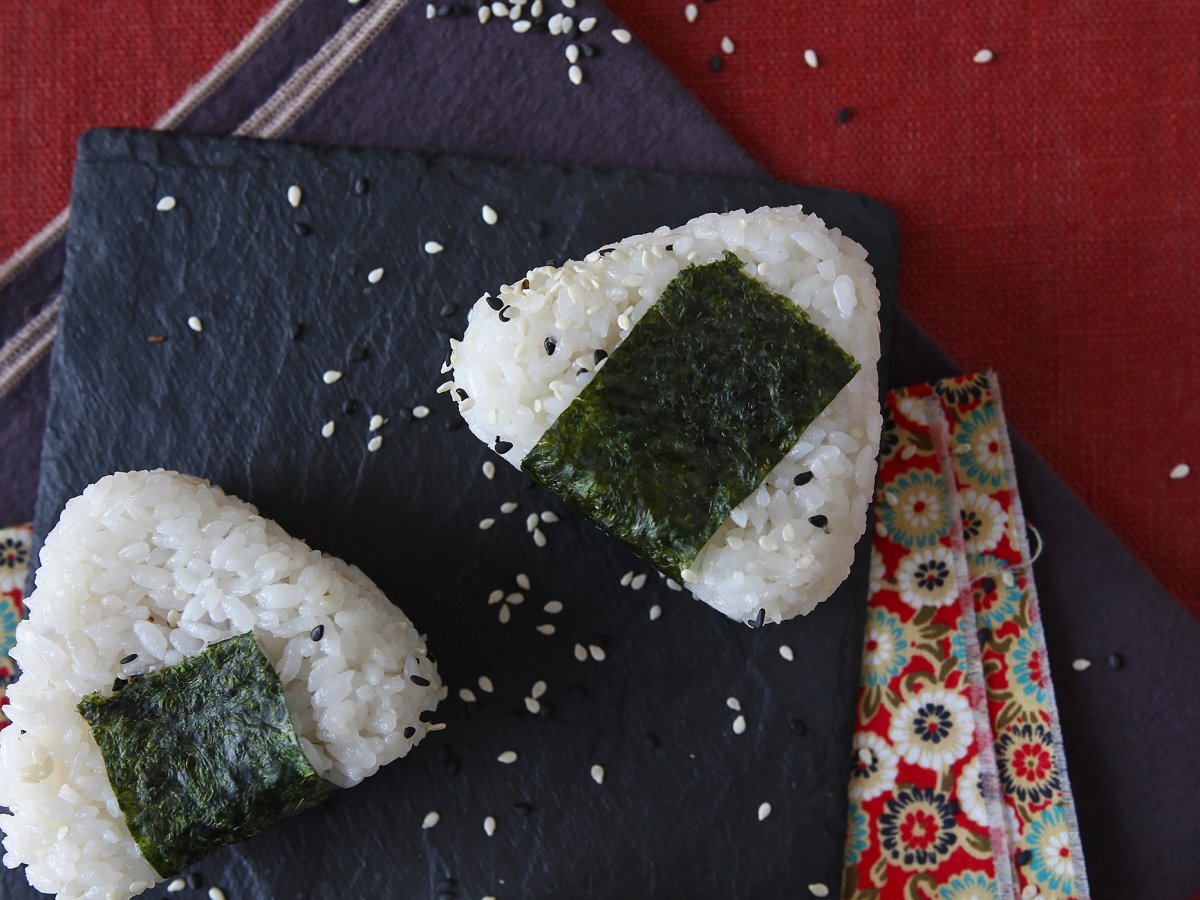Ton balıklı onigiri, küçük Japon üçgen pirinç sandviçi - おにぎり - fotoğraf 9