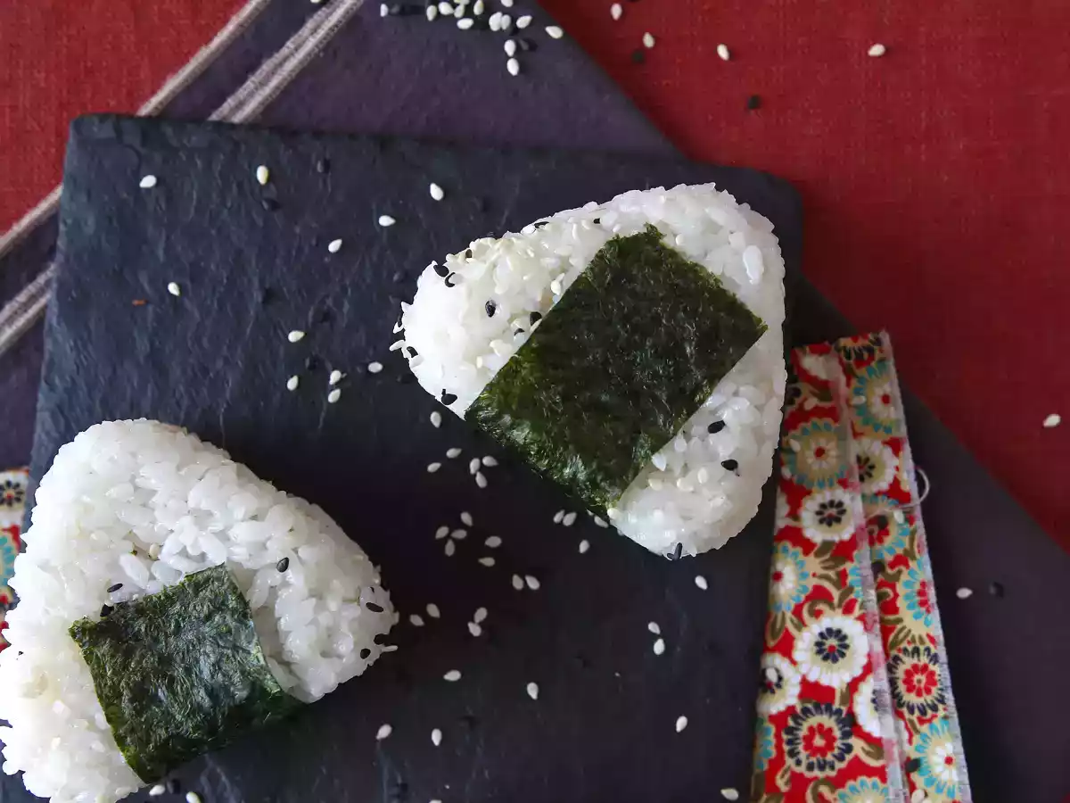 Ton balıklı onigiri, küçük Japon üçgen pirinç sandviçi - おにぎり - fotoğraf 9