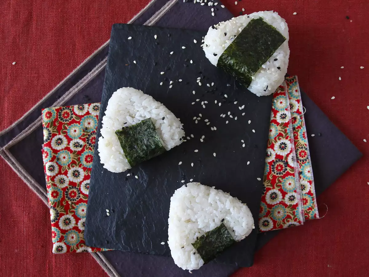 Ton Balıklı Onigiri Tarifi: Japon Usulü Üçgen Pirinç Sandviçi - おにぎり - fotoğraf 5
