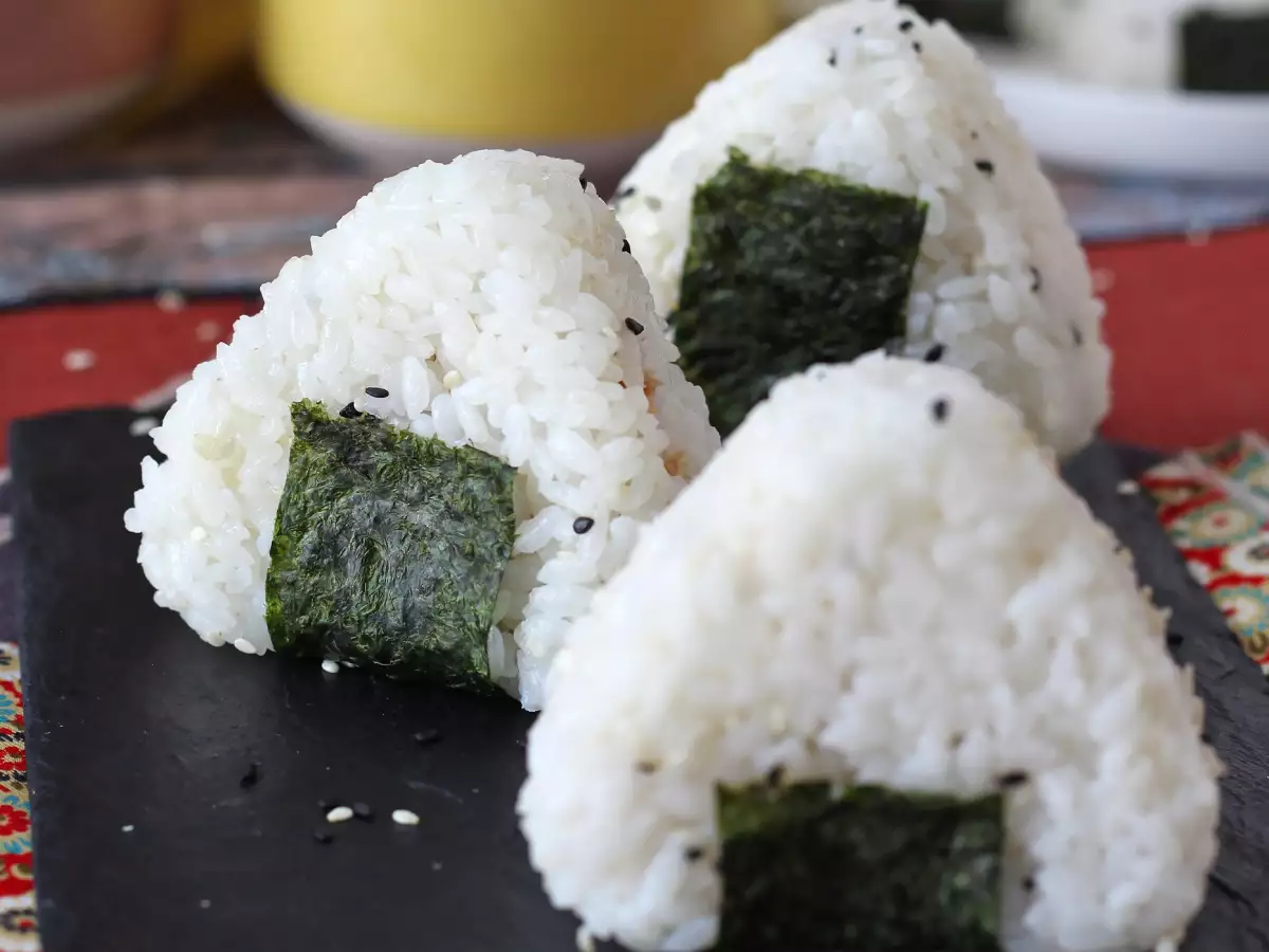Ton Balıklı Onigiri Tarifi: Japon Usulü Üçgen Pirinç Sandviçi - おにぎり - fotoğraf 6