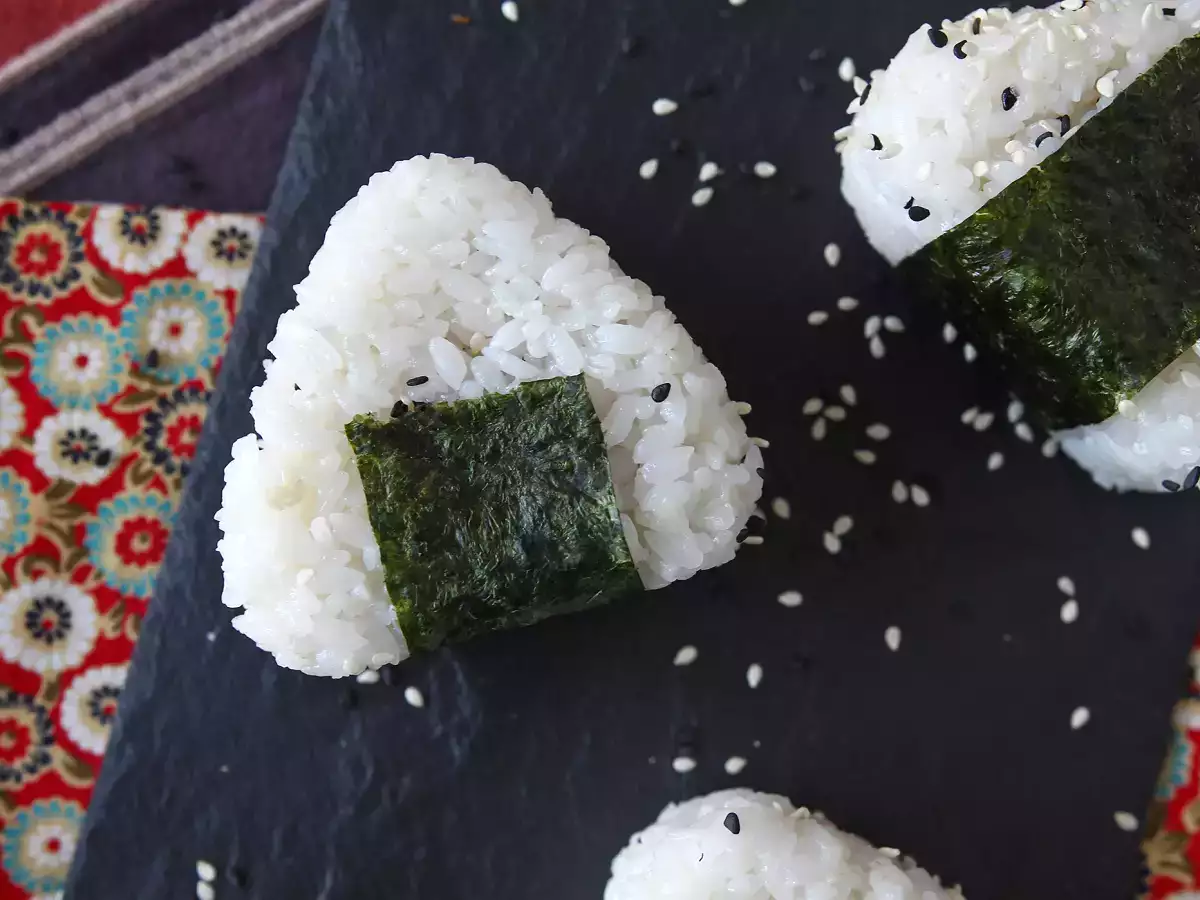 Ton Balıklı Onigiri Tarifi: Japon Usulü Üçgen Pirinç Sandviçi - おにぎり - fotoğraf 7
