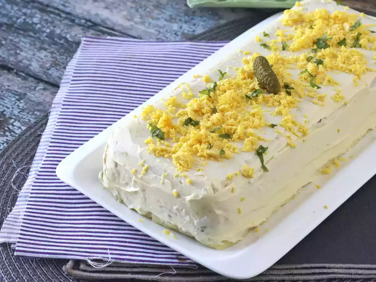 Ton balıklı ve mayonezli fırında pişmeyen kolay soğuk patates keki