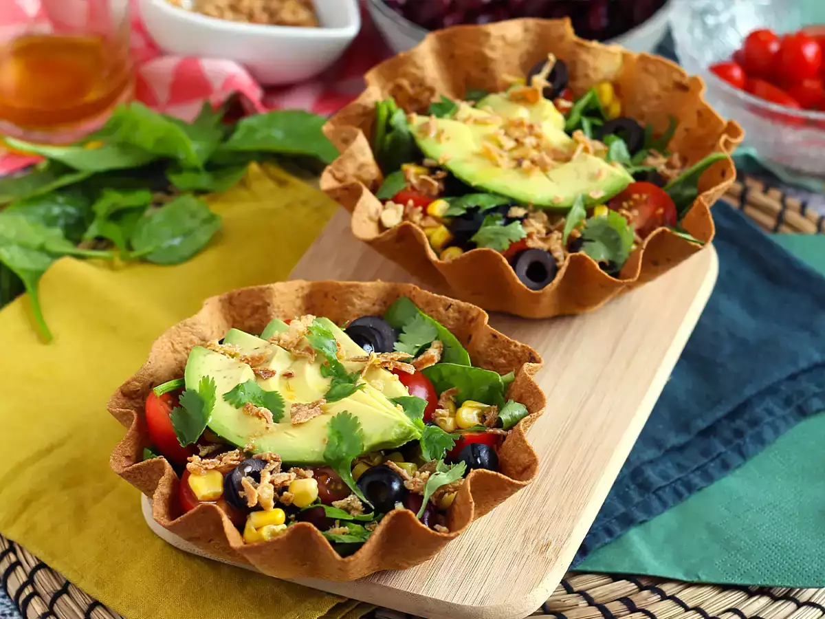 Tortilla kaseleri nasıl yapılır? Bulaşıksız kolay salata!