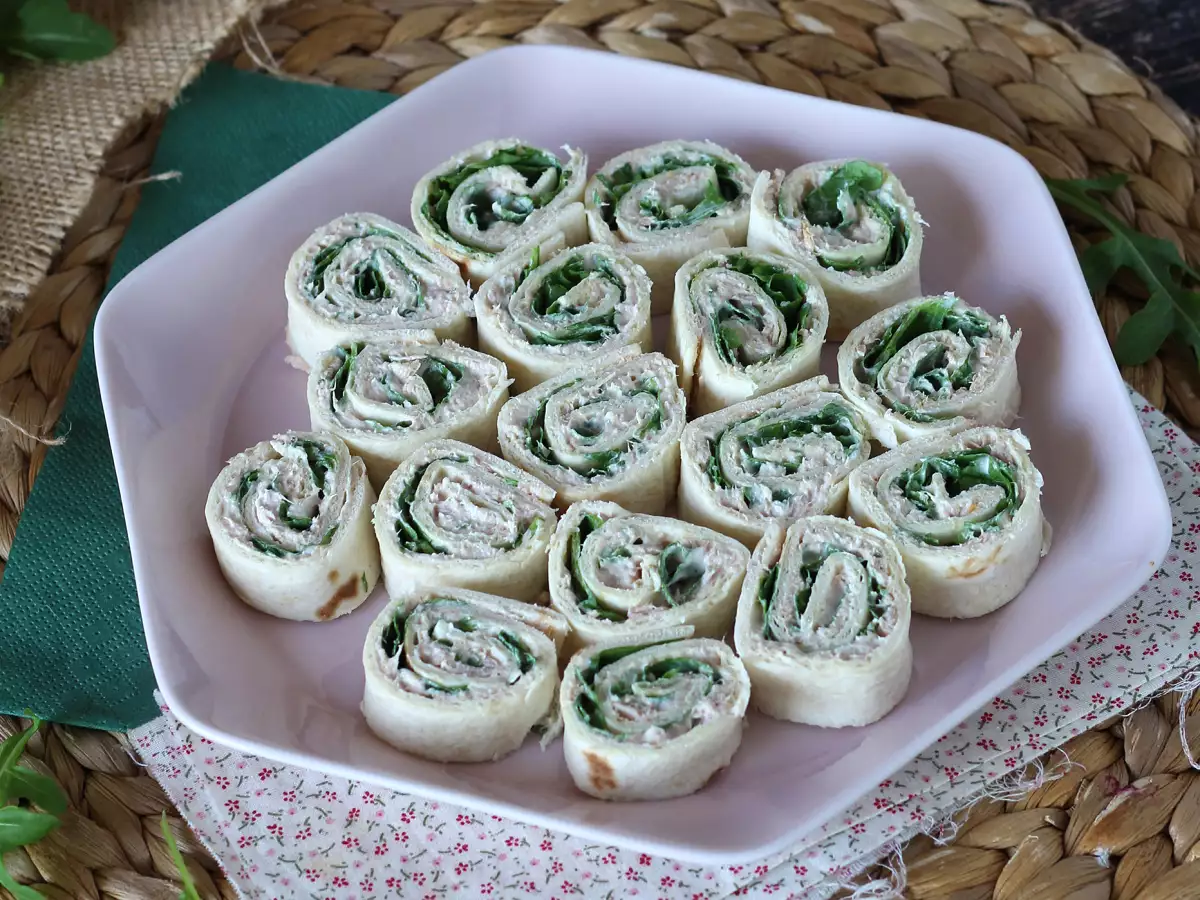 Tortilla, ton balığı ve fromage frais ile aperatif dürümler - fotoğraf 2