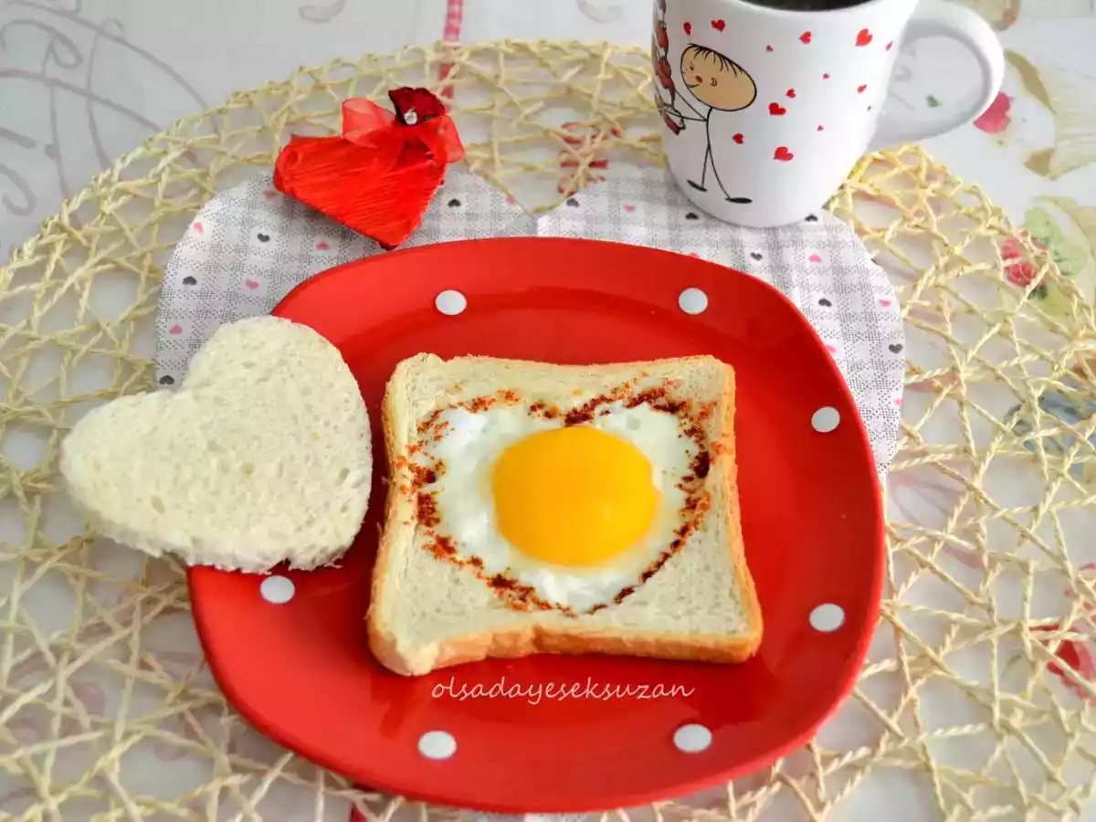 TOST EKMEGİNDE KALP YUMURTA
