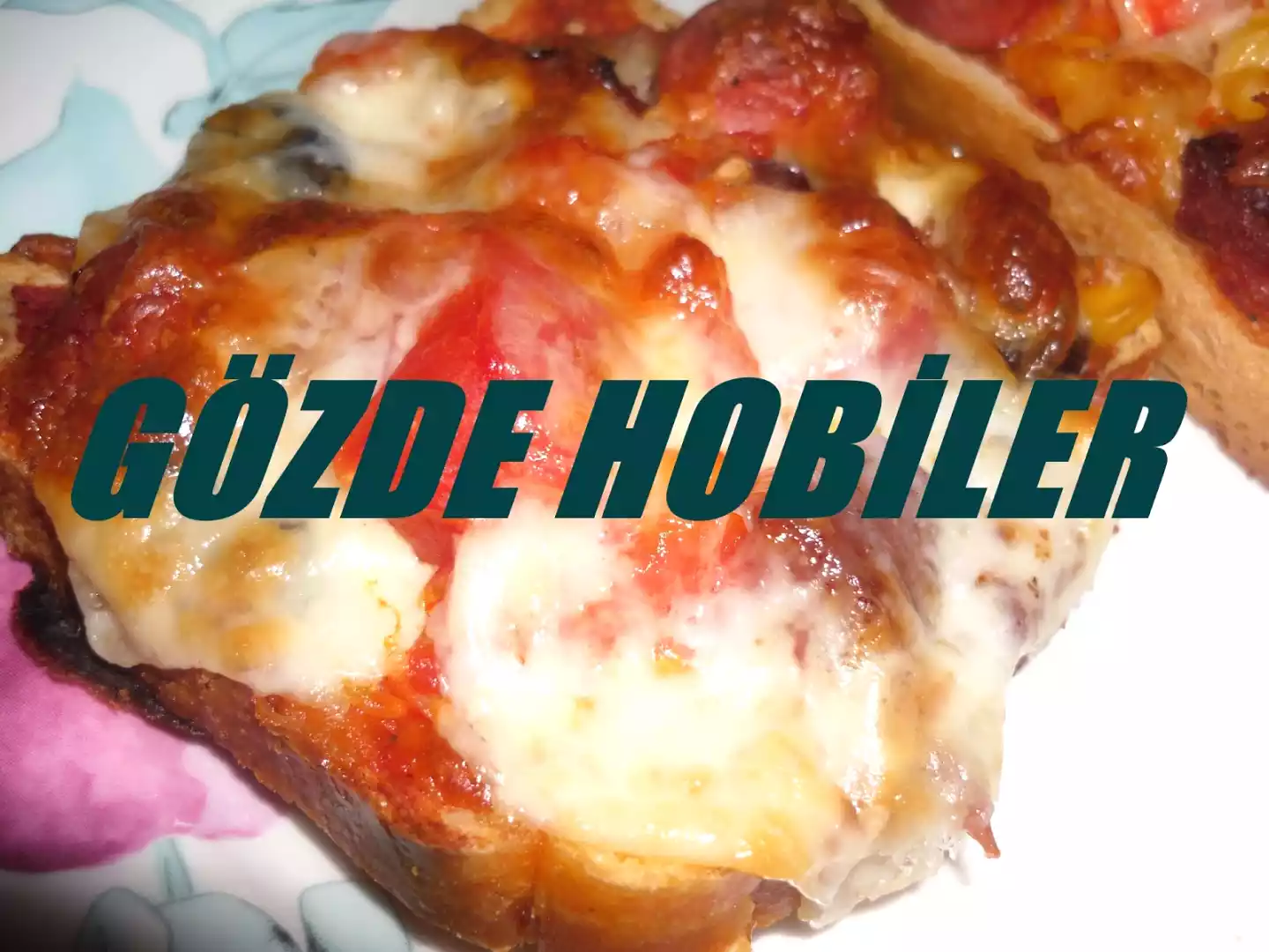 Tost ekmeği̇yle pi̇zza
