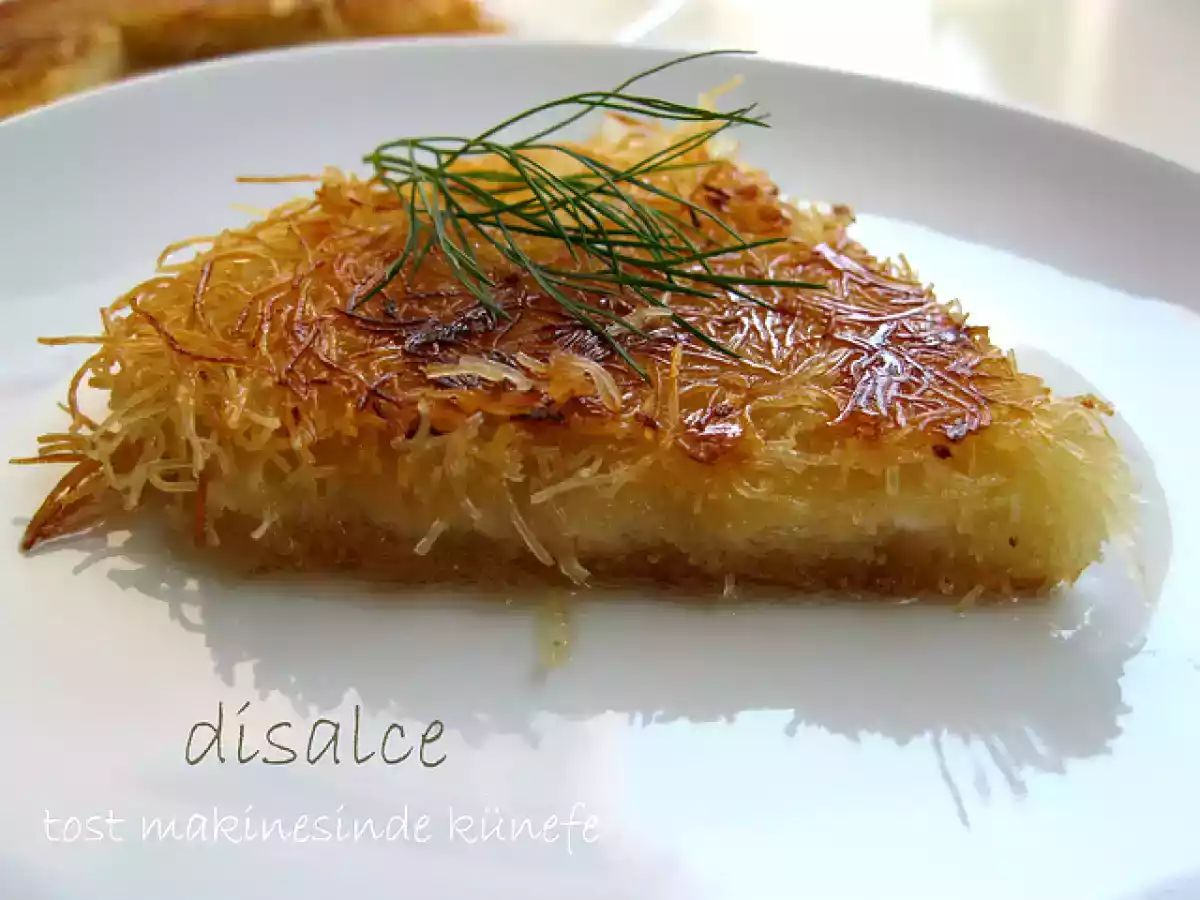 TOST MAKİNESİNDE PRATİK KÜNEFE YAPILIŞI