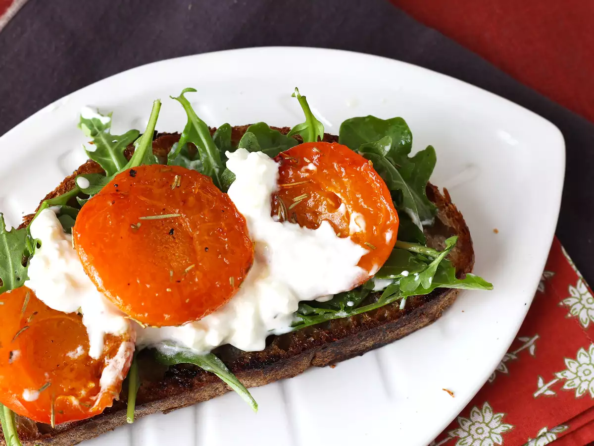 Tost üzerinde kavrulmuş kayısı, roka ve burrata