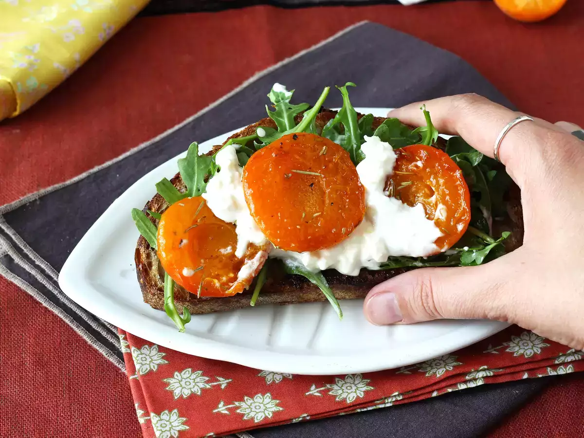 Tost üzerinde kavrulmuş kayısı, roka ve burrata - fotoğraf 2