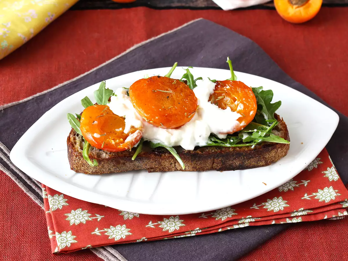 Tost üzerinde kavrulmuş kayısı, roka ve burrata - fotoğraf 3