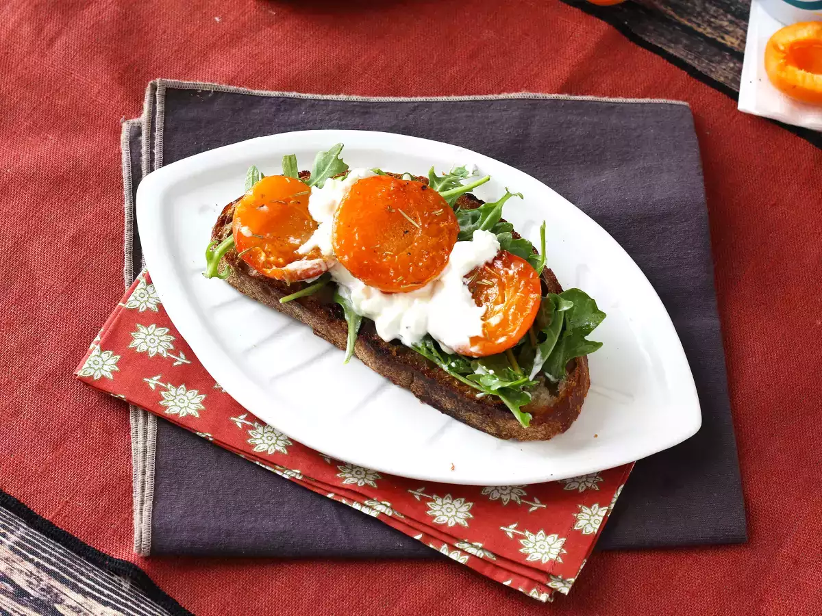 Tost üzerinde kavrulmuş kayısı, roka ve burrata - fotoğraf 4