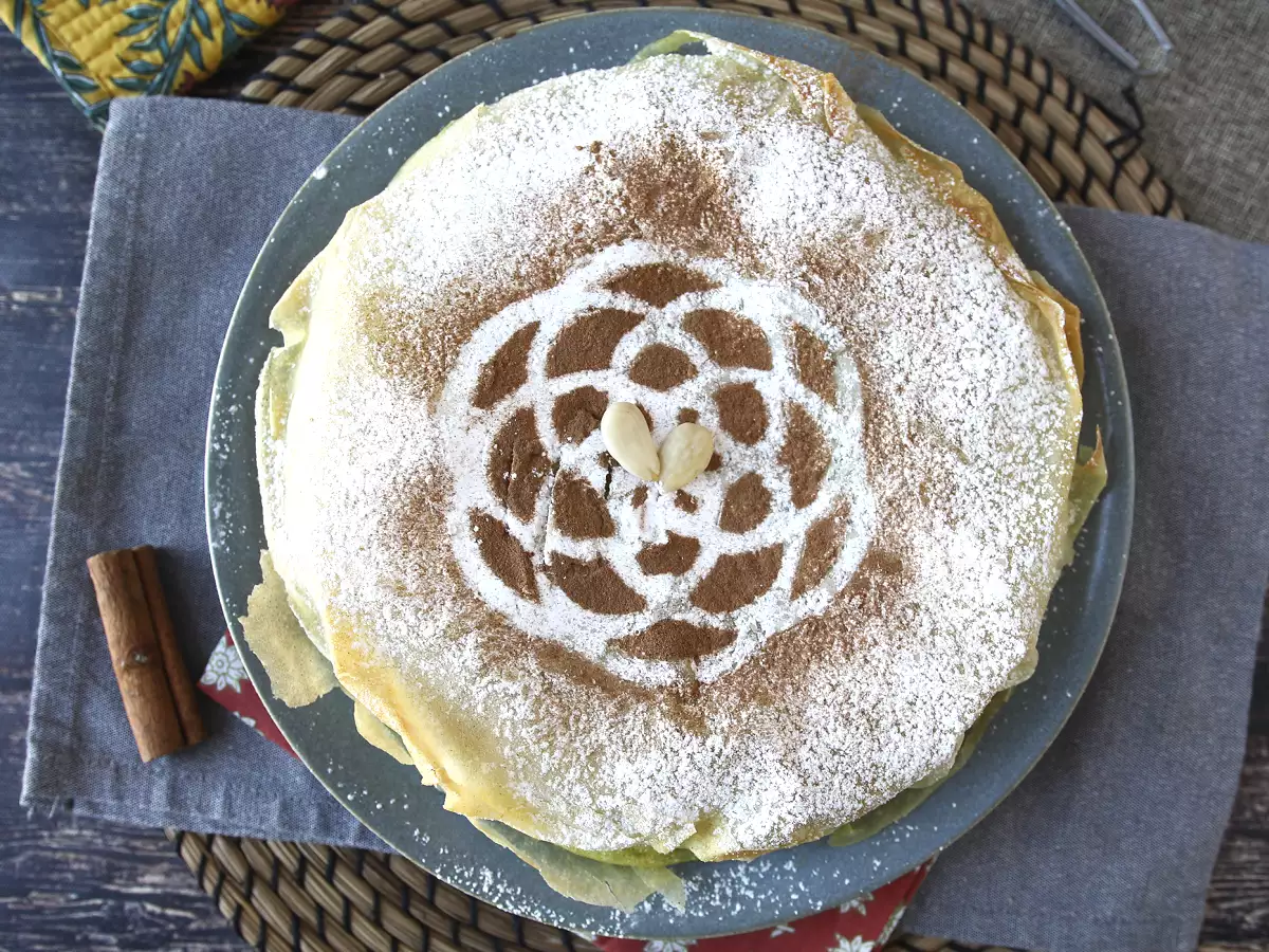 Tuğla hamurlu, tavuklu ve baharatlı geleneksel Fas böreği - fotoğraf 2