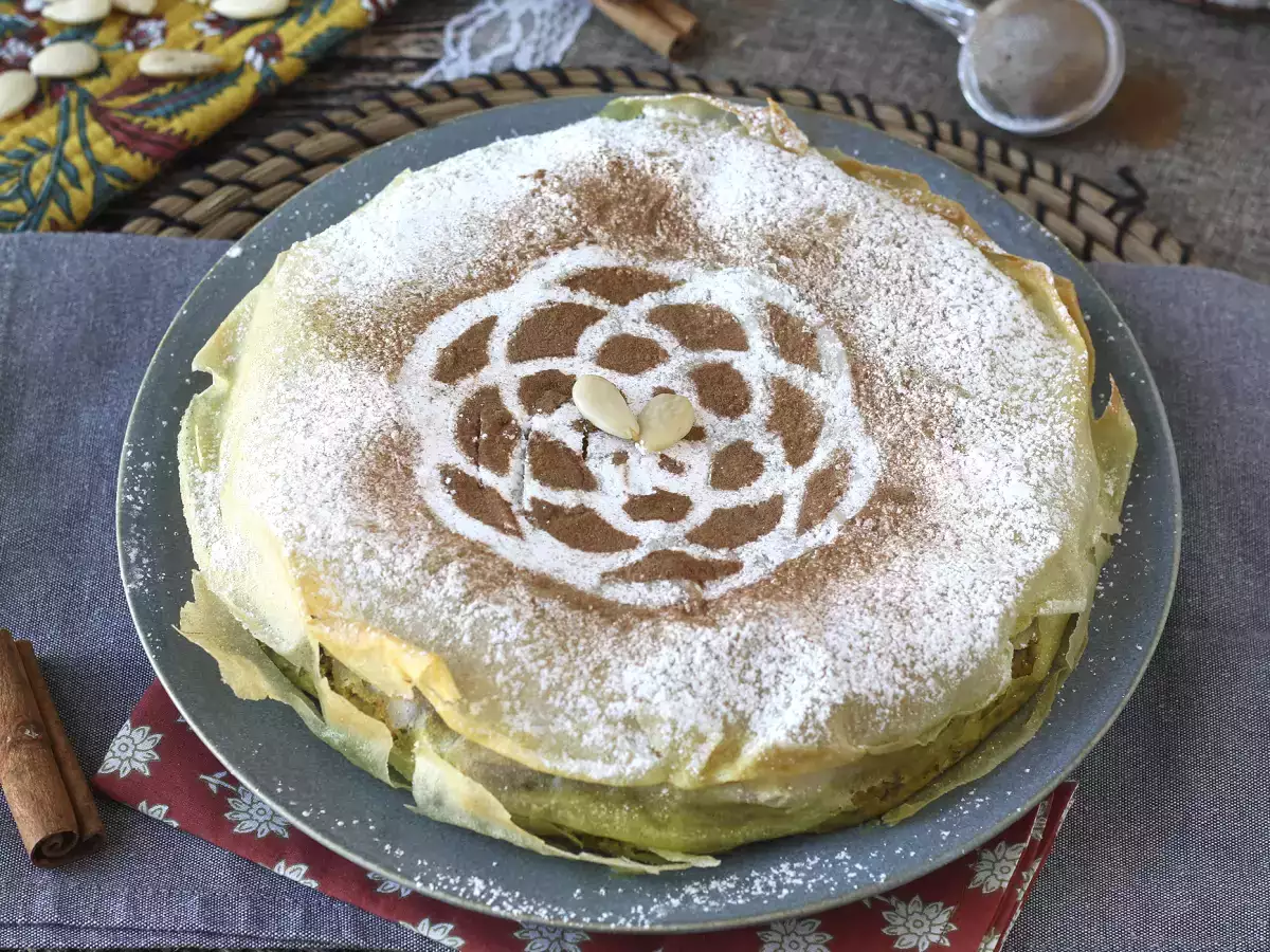 Tuğla hamurlu, tavuklu ve baharatlı geleneksel Fas böreği - fotoğraf 3