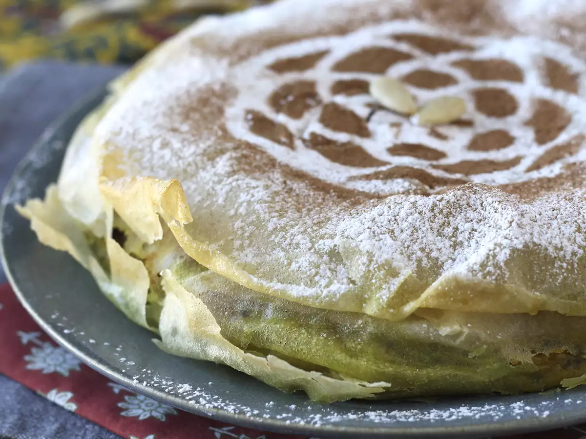 Tuğla hamurlu, tavuklu ve baharatlı geleneksel Fas böreği - fotoğraf 4