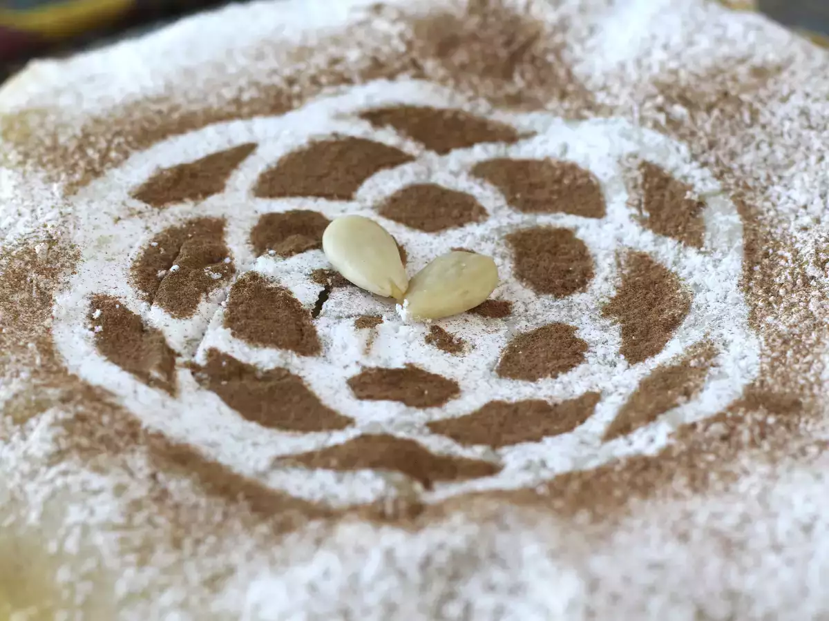 Tuğla hamurlu, tavuklu ve baharatlı geleneksel Fas böreği - fotoğraf 5