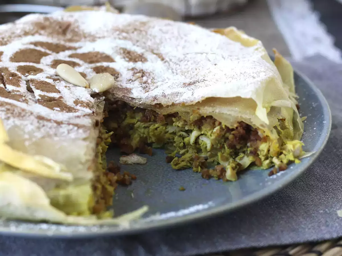 Tuğla hamurlu, tavuklu ve baharatlı geleneksel Fas böreği - fotoğraf 6