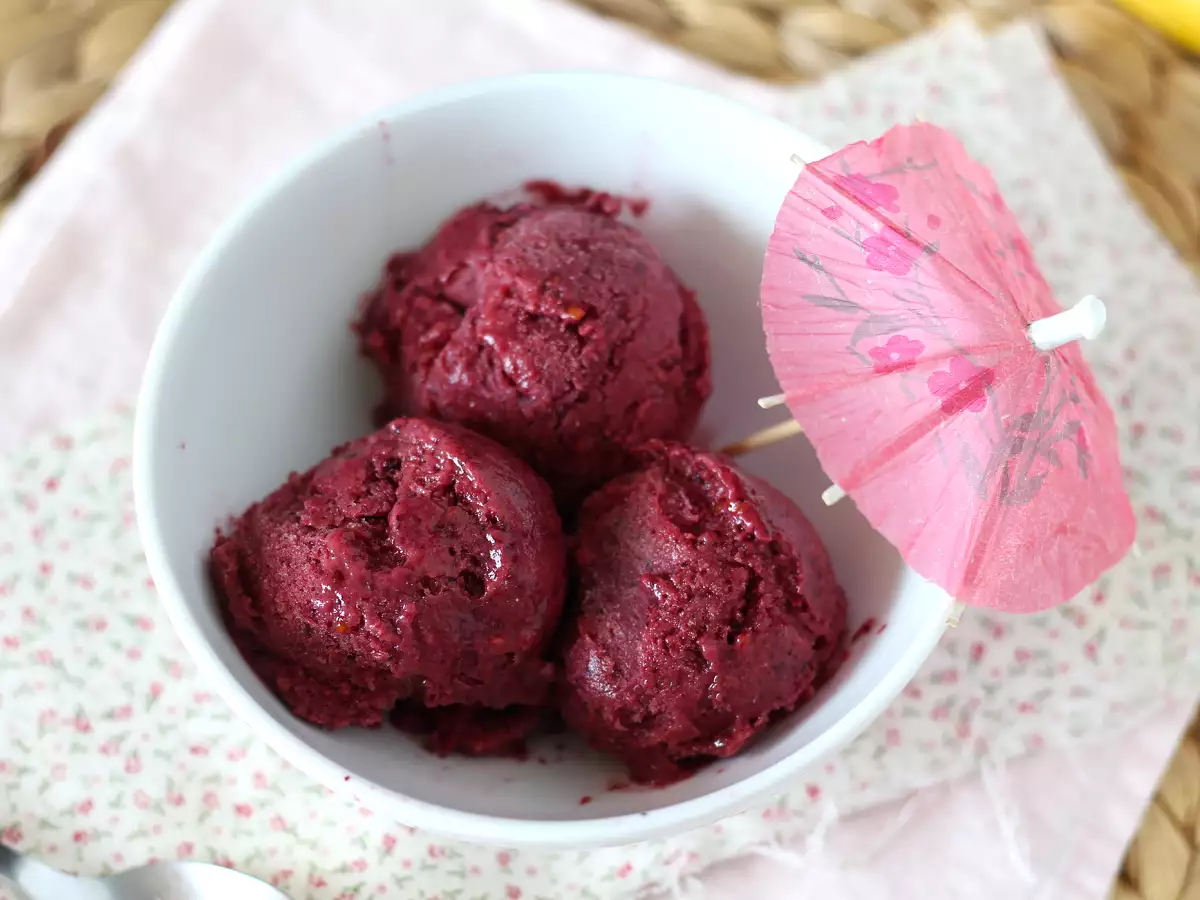 Vegan kırmızı meyveli dondurma: yapımı çok kolay muzlu nice cream!