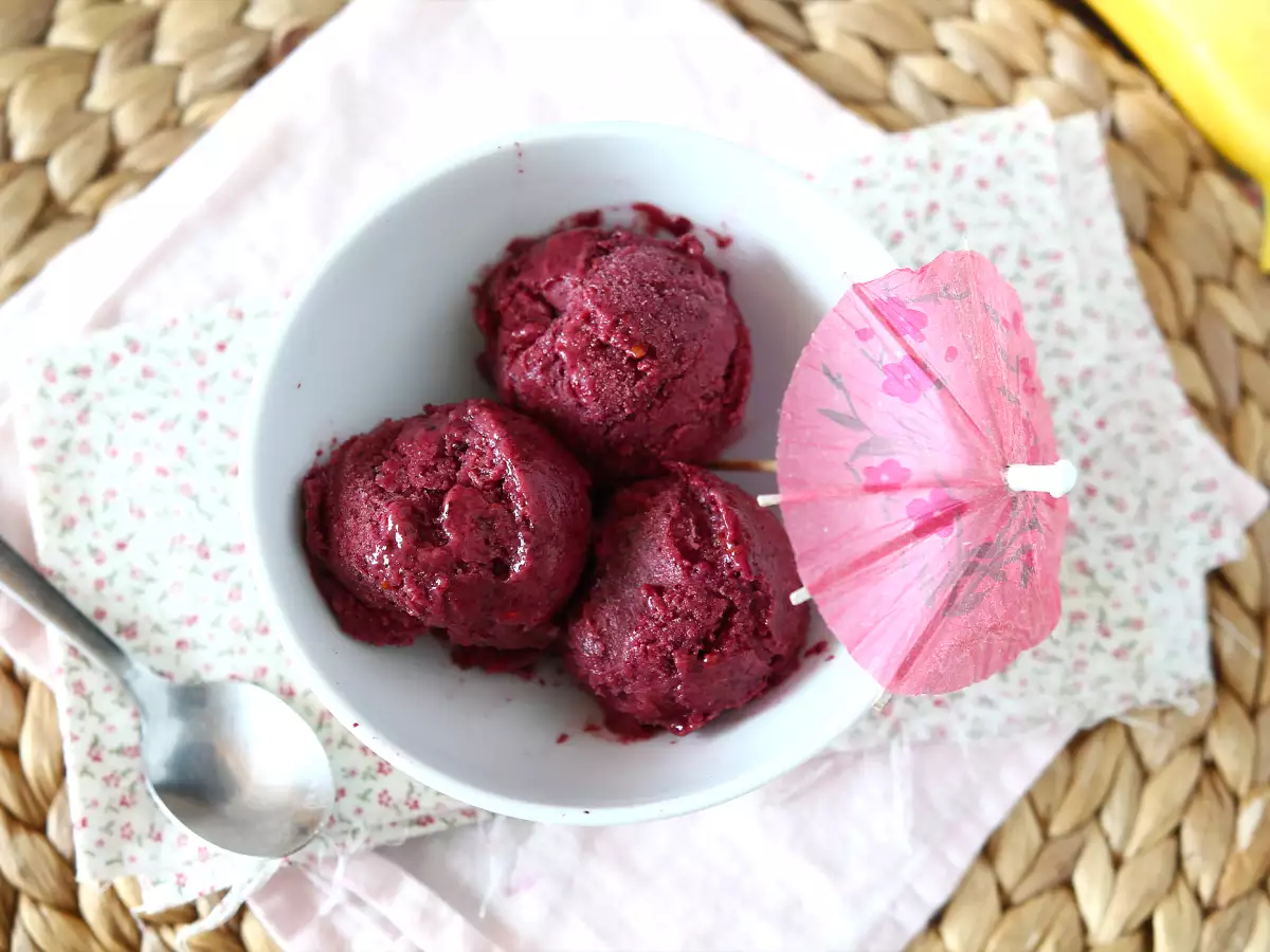 Vegan kırmızı meyveli dondurma: yapımı çok kolay muzlu nice cream! - fotoğraf 2